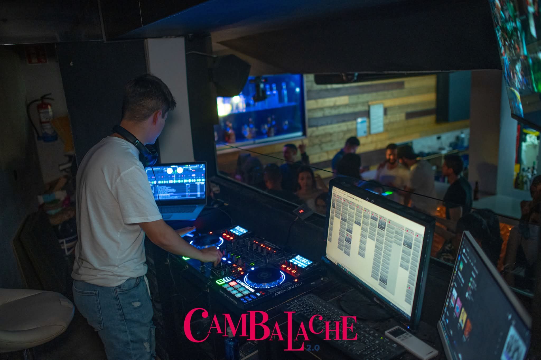 DJ pinchando en la cabina de Cambalache